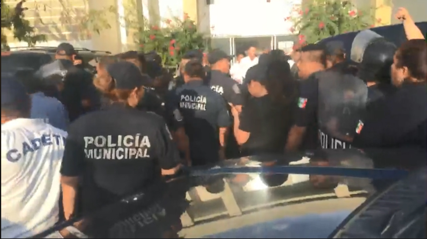 Confronta Policía de Paredes a GATEM tras detención de oficiales