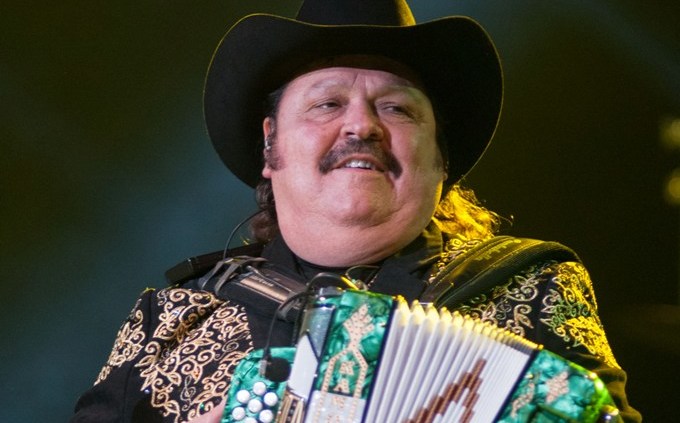 Fan reclama a Ramón Ayala por cobrar 20 dólares por foto