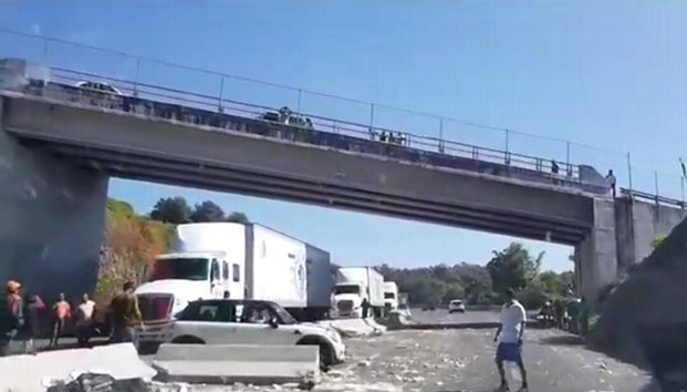 Rapiña de libros de texto tras volcar tráiler en Xalapa