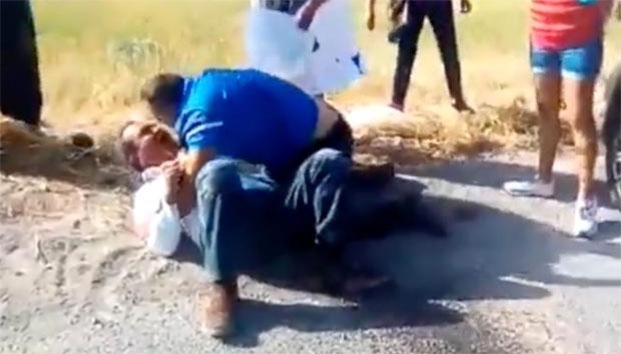 VIDEO: Golpean a reportero en bloqueo en carretera Reynosa-Mty