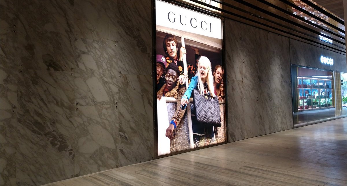 Roban tres millones de pesos en mercancía de tienda Gucci