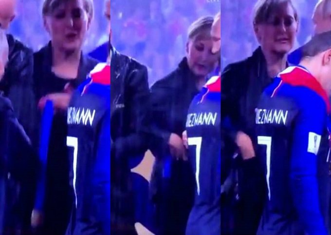 Mujer roba medalla en la premiación de Rusia 2018