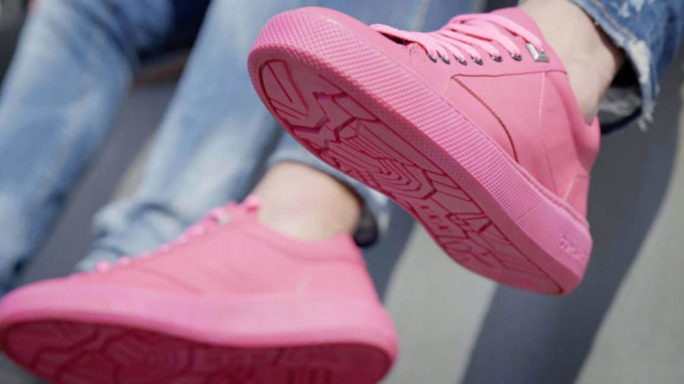 Transforman chicles en tenis a favor del medioambiente