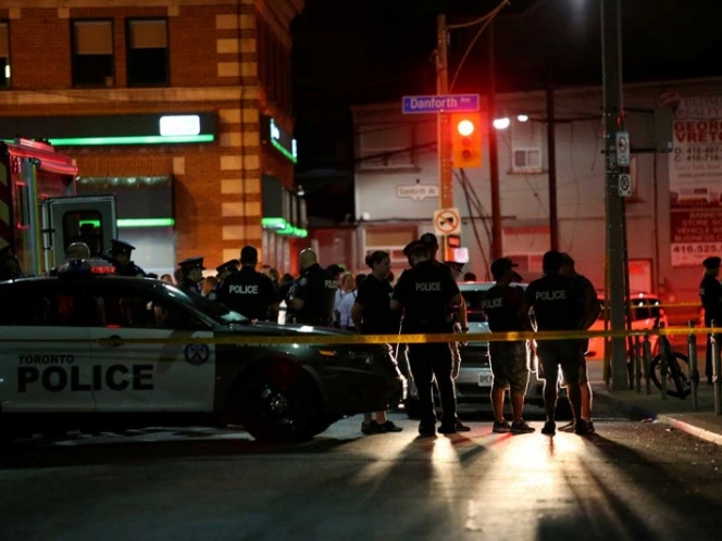 Suman 2 muertos por tiroteo masivo en Toronto
