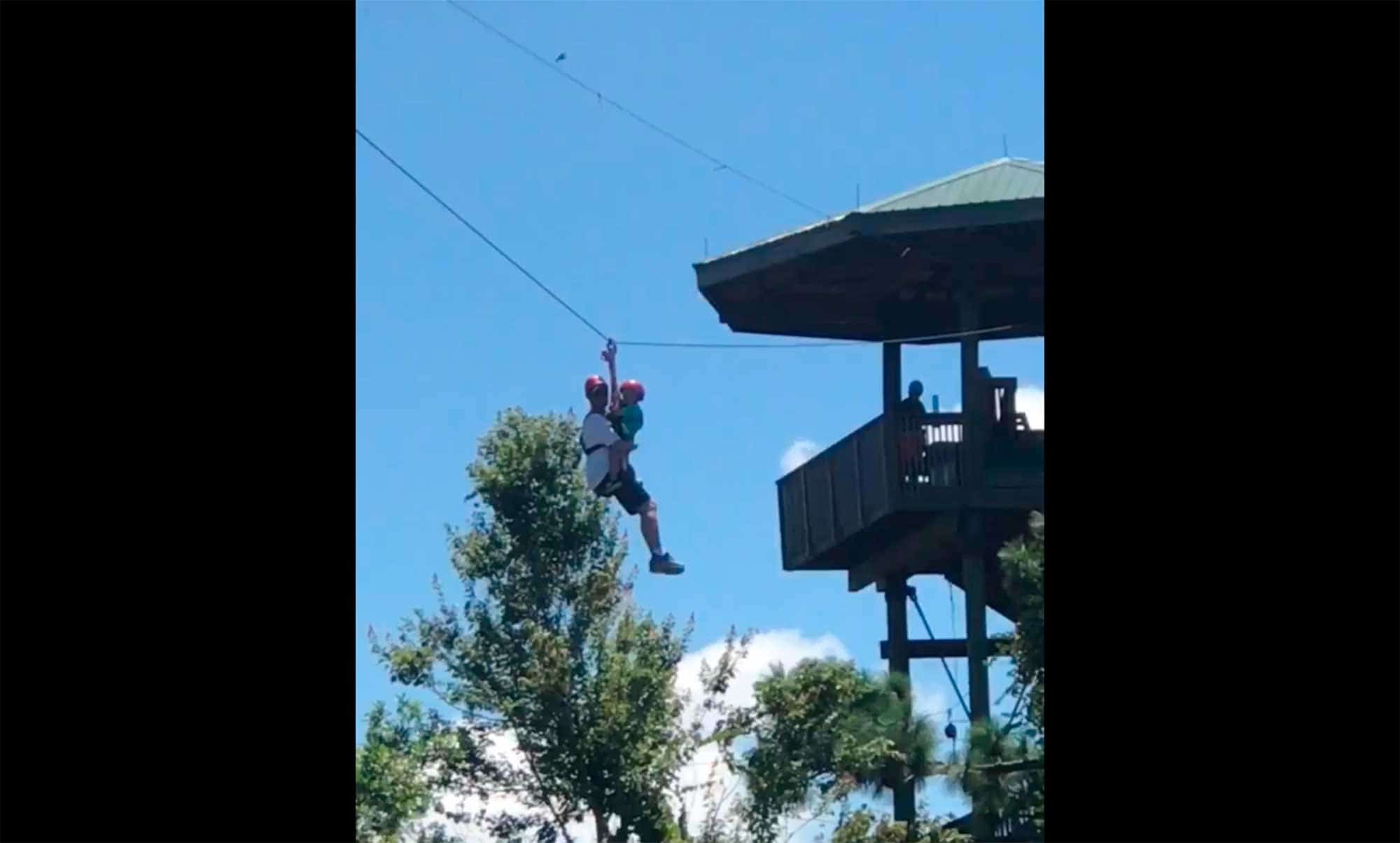 Quedan atrapados en una tirolesa arriba de cocodrilos