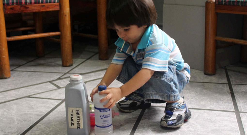Niño bebe ácido para limpiar climas en Piedras Negras