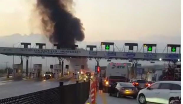 Tráiler sin frenos choca contra caseta de autopista Mty-Sal