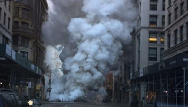 Explota tubería en Nueva York cerca de la Quinta Avenida