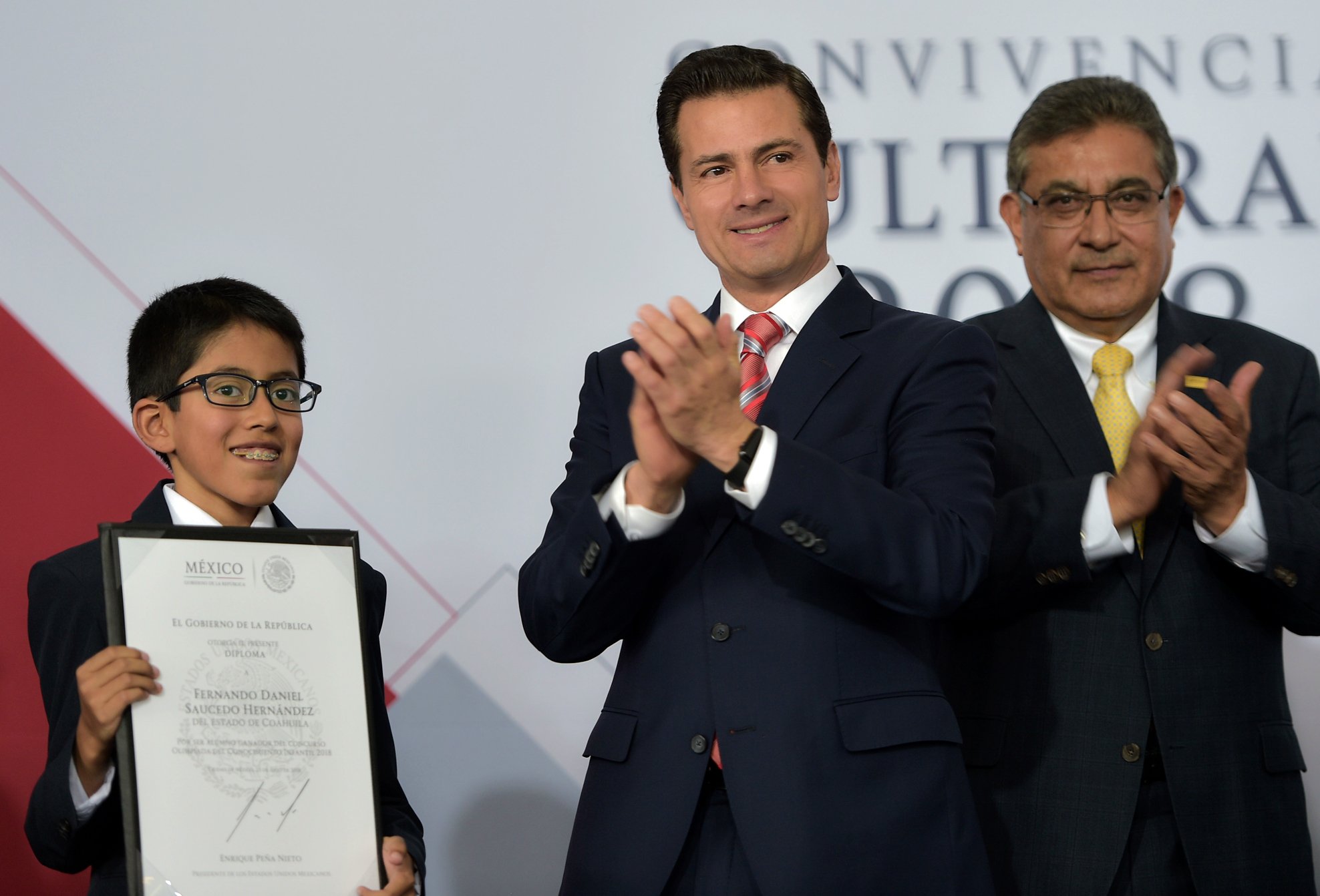 Niño saltillense ganador de la Olimpiada Nacional del Conocimiento, es reconocido en Los Pinos por Peña Nieto