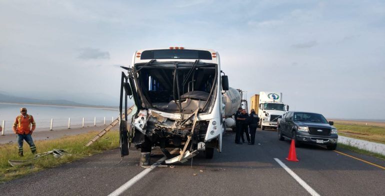 Choque múltiple deja al menos 27 personas lesionadas en Atoyac, Jalisco