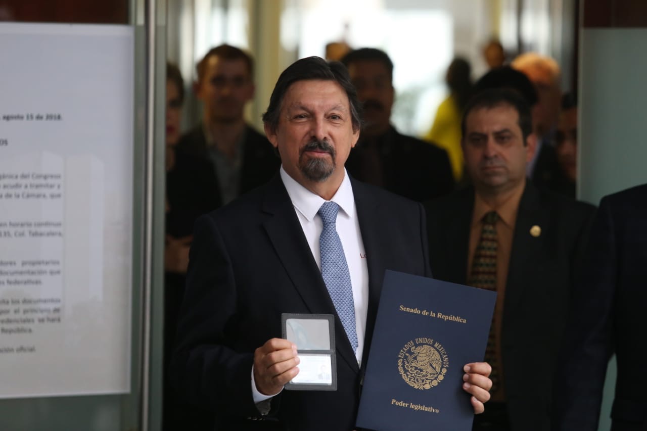 Recibe “Napo” su fuero; regresé <br>por la puerta grande, afirma