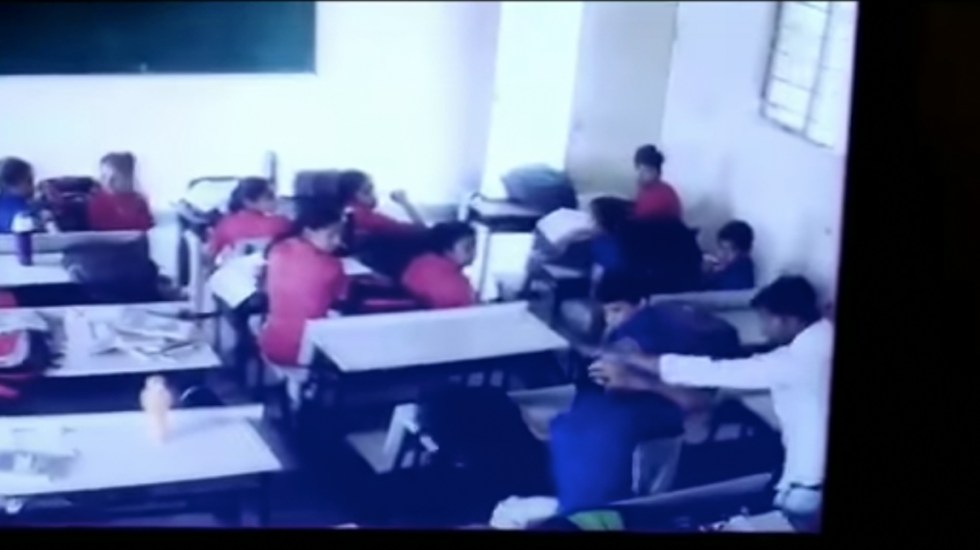 VIDEO: Profesor golpea a alumno hasta dejarlo inconsciente