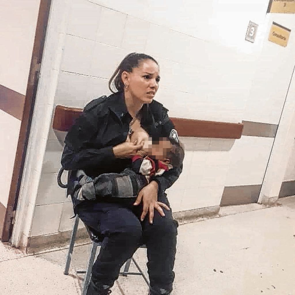 Mujer policía amamanta a bebé ajeno en un hospital