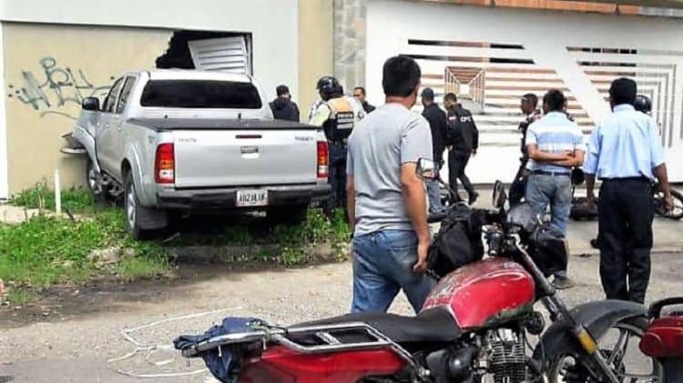 Atropella a ladrones y los aplasta contra pared de una casa