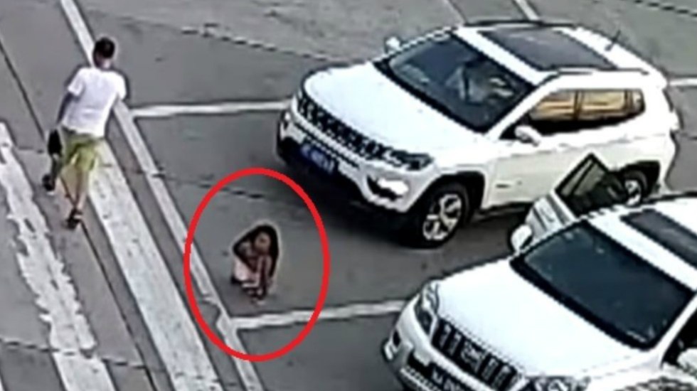 VIDEO: Camioneta arrolla a una niña en China