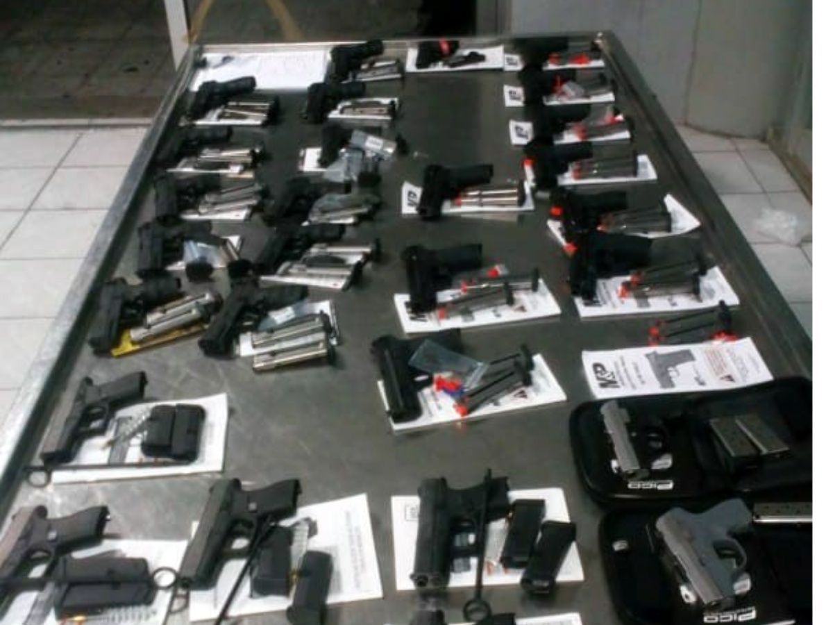 Aseguran armamento oculto en autobús procedente de Texas