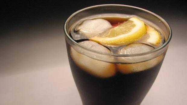 Prohíben a restaurantes servir bebidas azucaradas a los niños