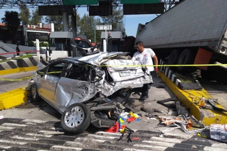 Tráiler sin frenos embiste autos y caseta; muere cajera