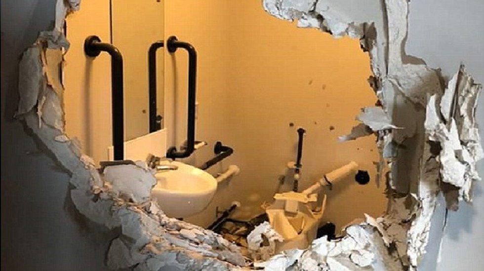 Capitán del Ejército destruye baño tras ser encerrado ebrio