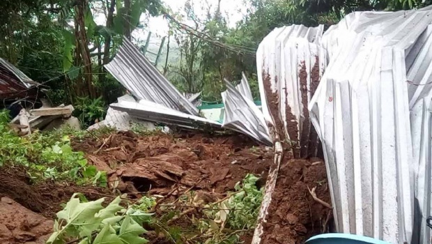 Avalancha de lodo sepulta casa en Oaxaca