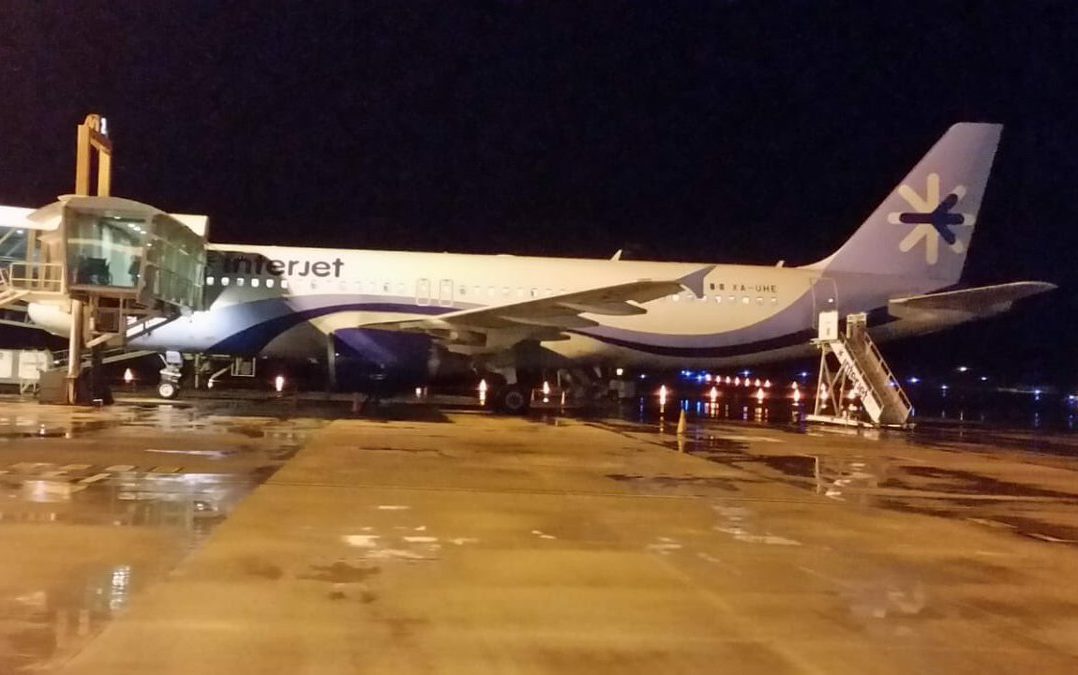 Avión que iba a Colombia aterriza de emergencia en Chiapas