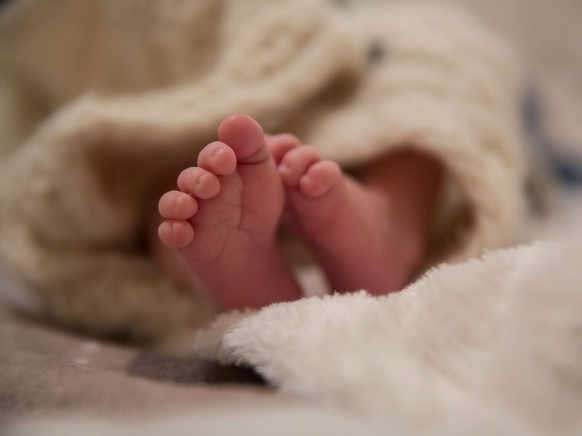 Congelan bebé de hora y media de nacido, revive minutos después