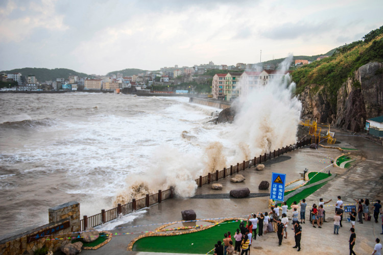 Tres muertos y más de 200 mil evacuados por tifón en China