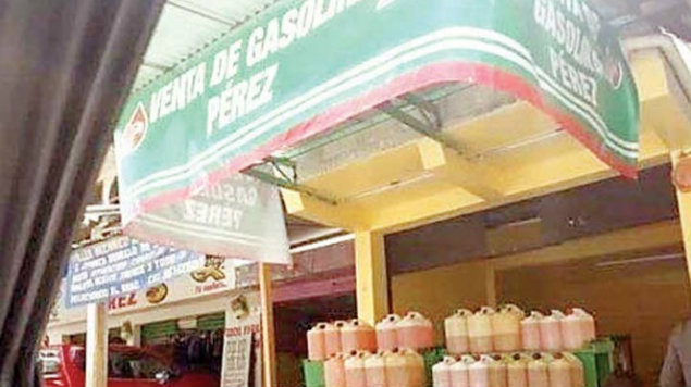 Huachicoleros abren ‘gasolinera’ con logos de Pemex