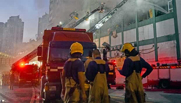 Lanza a sus hijos del quinto piso antes de morir en incendio