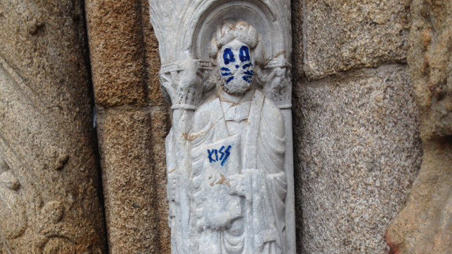 Pintan a estilo Kiss a figura de Catedral de Compostela