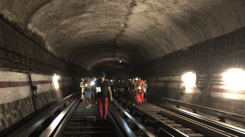 Falla atrapa a más de tres mil usuarios en Metro de París