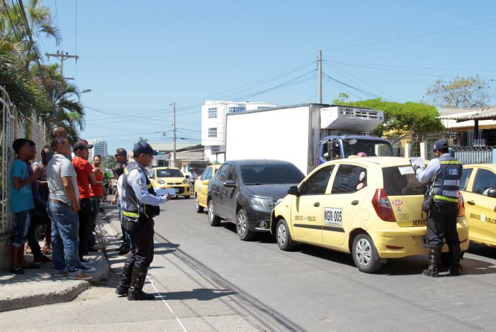 Taxista viola a mujer dos veces pero al final la lleva a casa