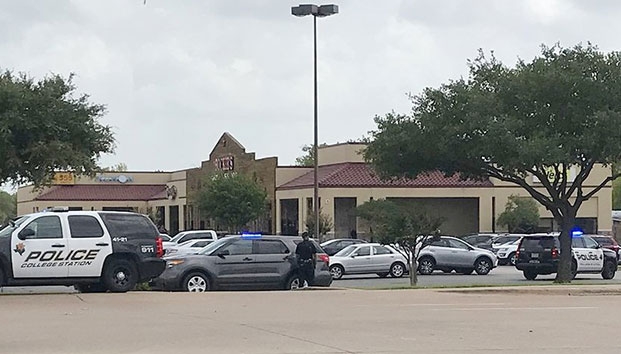 Reportan tiroteo y toma de rehenes en bar de Texas
