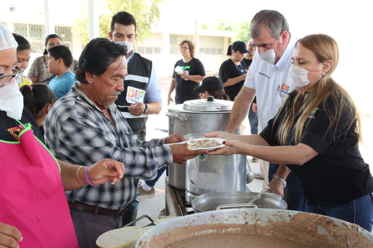 Refuerza DIF ayuda a damnificados; Marcela <br>Gorgón atiende comedor comunitario