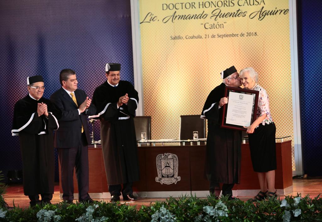 Entregan a Catón título de Doctor Honoris Causa