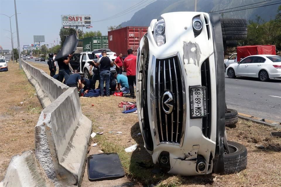 Deja choques y caos persecución en Monterrey