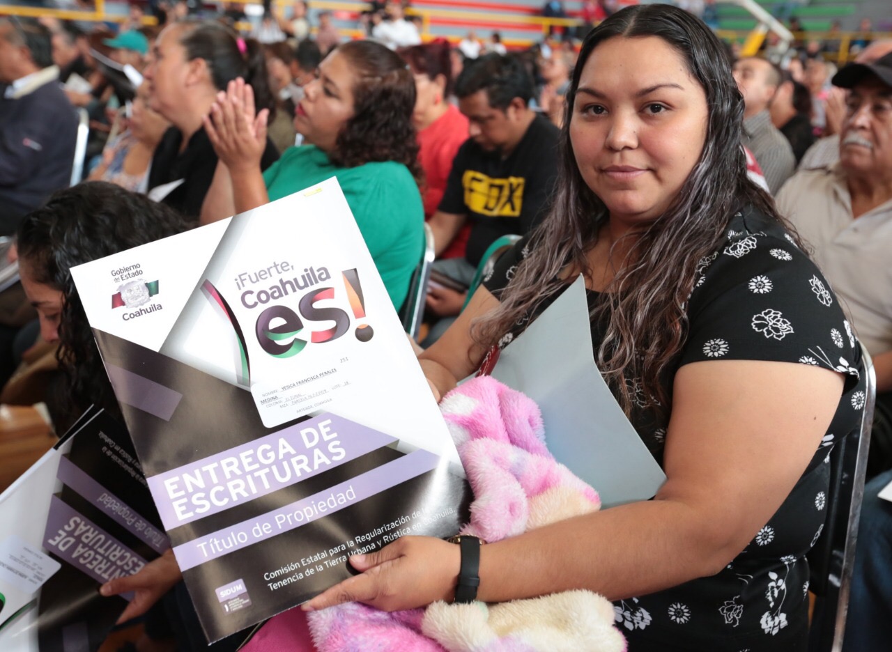 Entrega Estado más de 600 escrituras en Saltillo