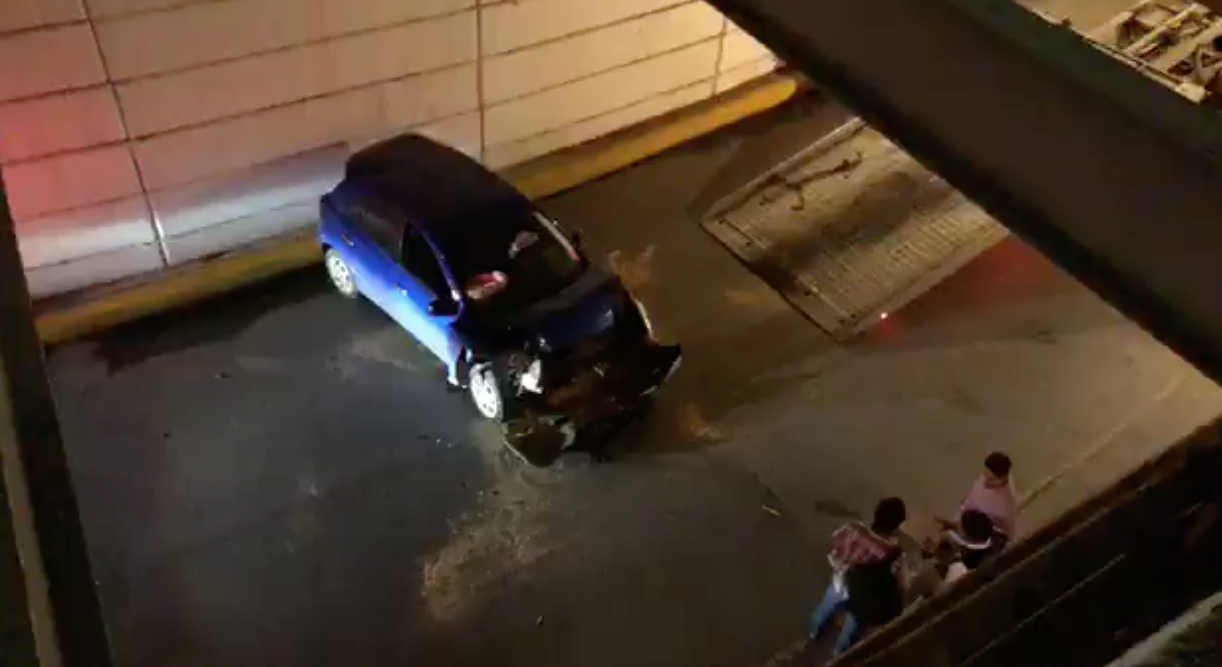 Cae auto a deprimido del distribuidor vial