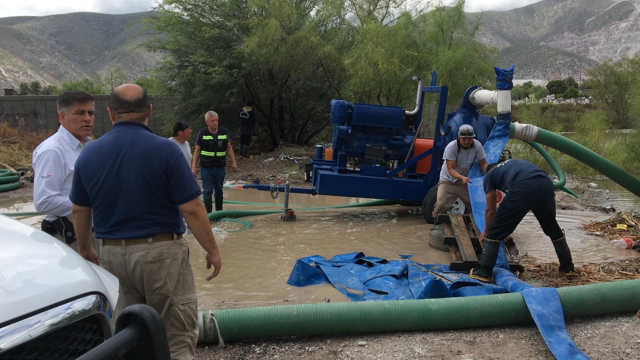 Intensifican acciones para bajar nivel de agua en zonas inundadas de Torreón