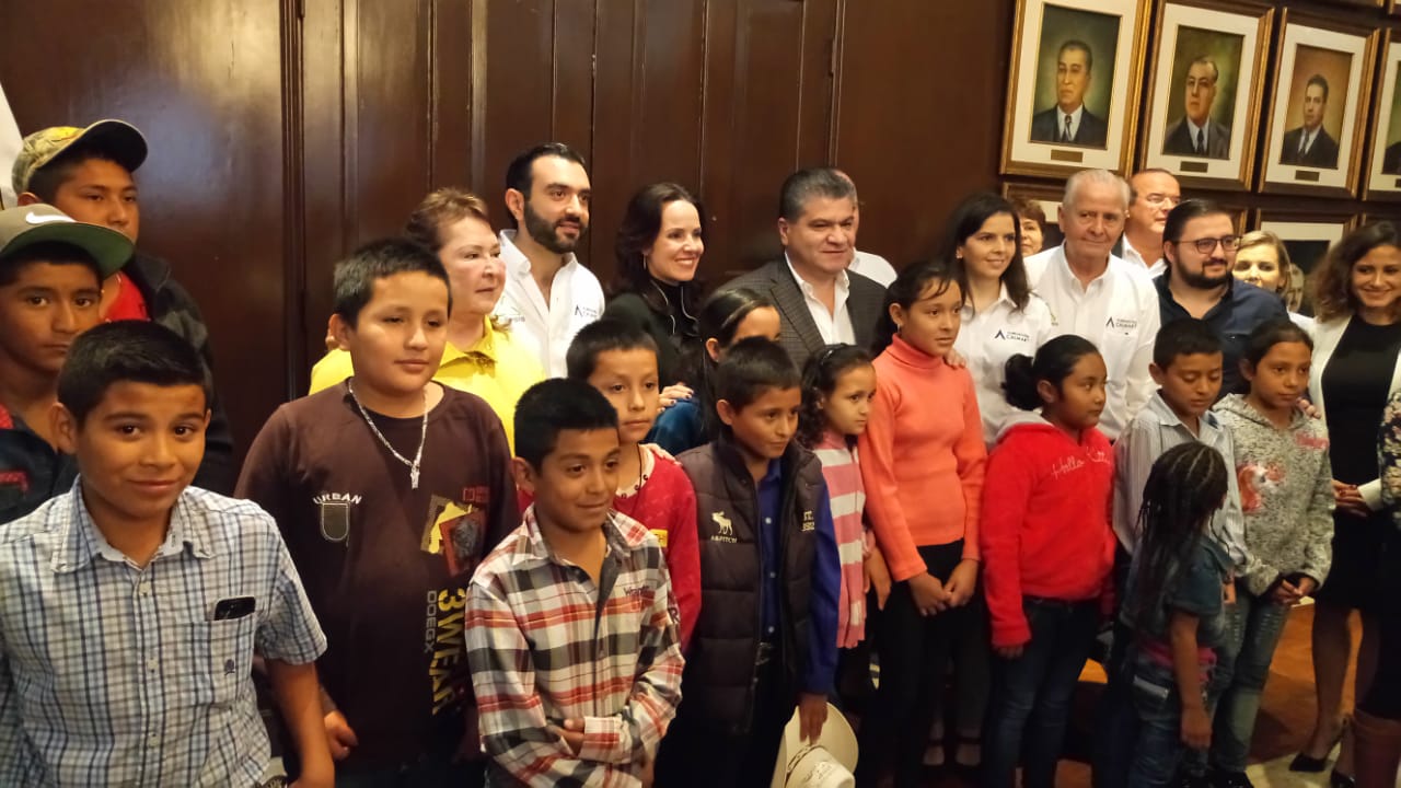 Becarán a mil alumnos fundaciones Calmart y Lazos