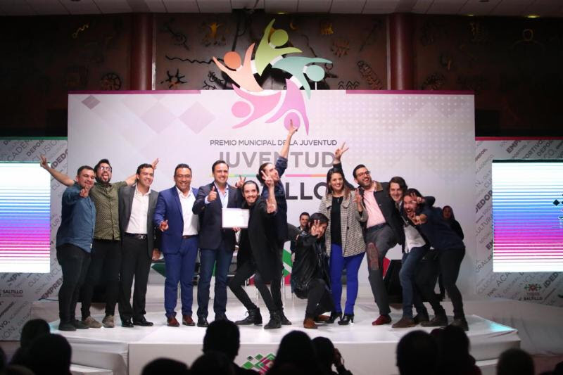 Premia Manolo a jóvenes destacados