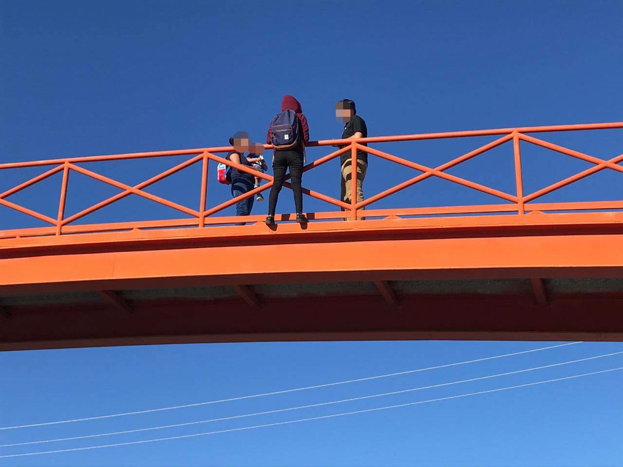 Jovencita intenta suicidarse <br>desde un puente en Torreón