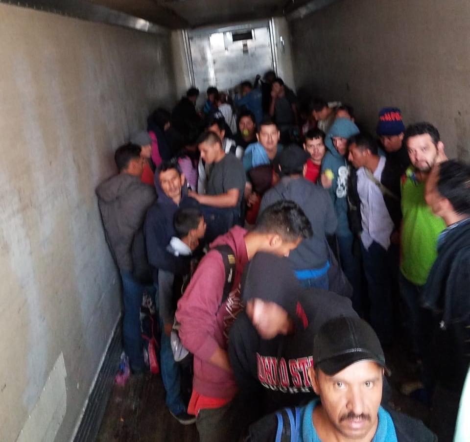 Rescatan en Saltillo a 157 <br>migrantes hacinados en trailer