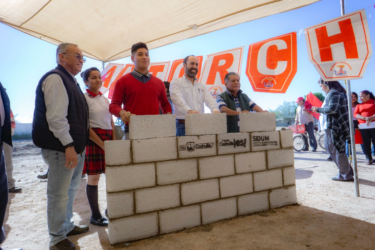 Construyen albergue y cancha de usos múltiples en Torreón