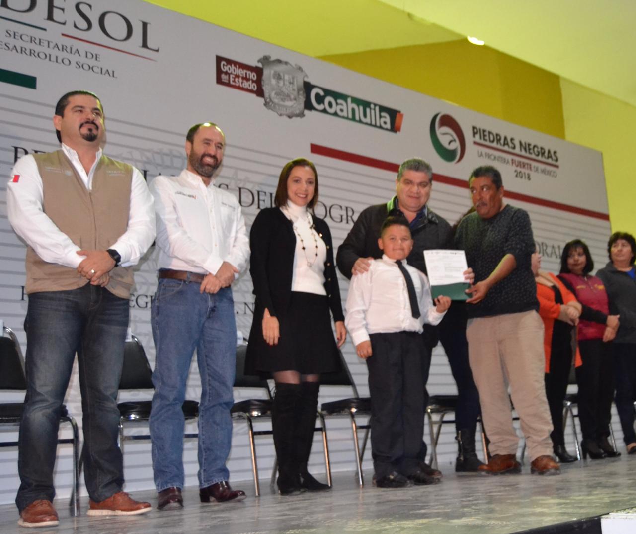 Entrega Riquelme recursos a damnificados por lluvias en Piedras Negras