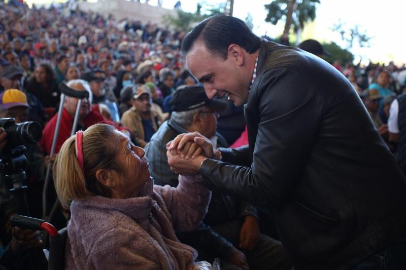 Apoya Manolo a adultos mayores