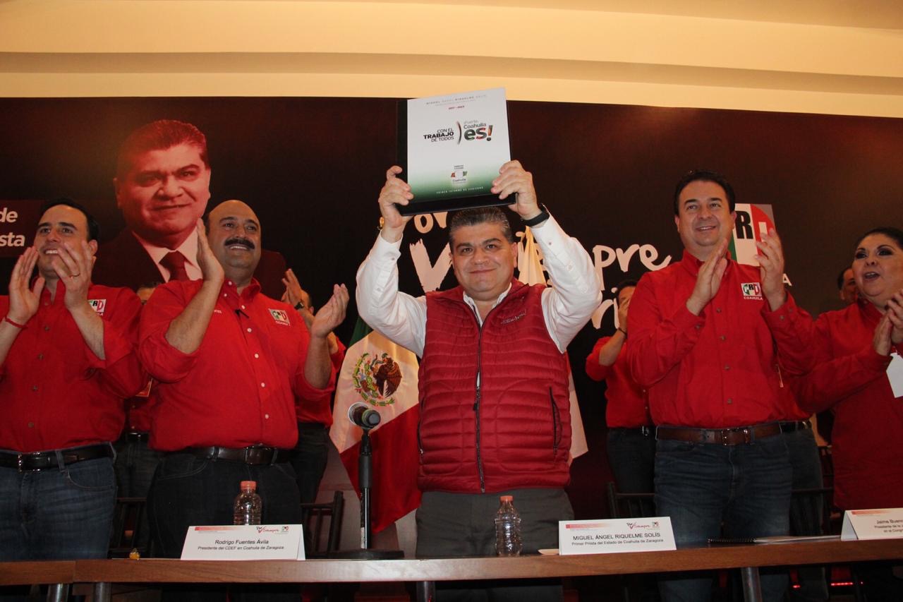 Entrega Riquelme informe al PRI