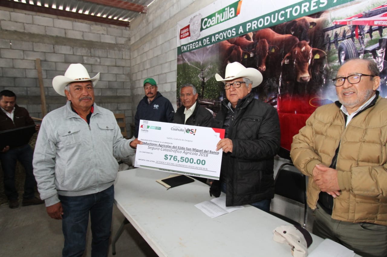 Entregan apoyos del seguro catastrófico a productores agrícolas