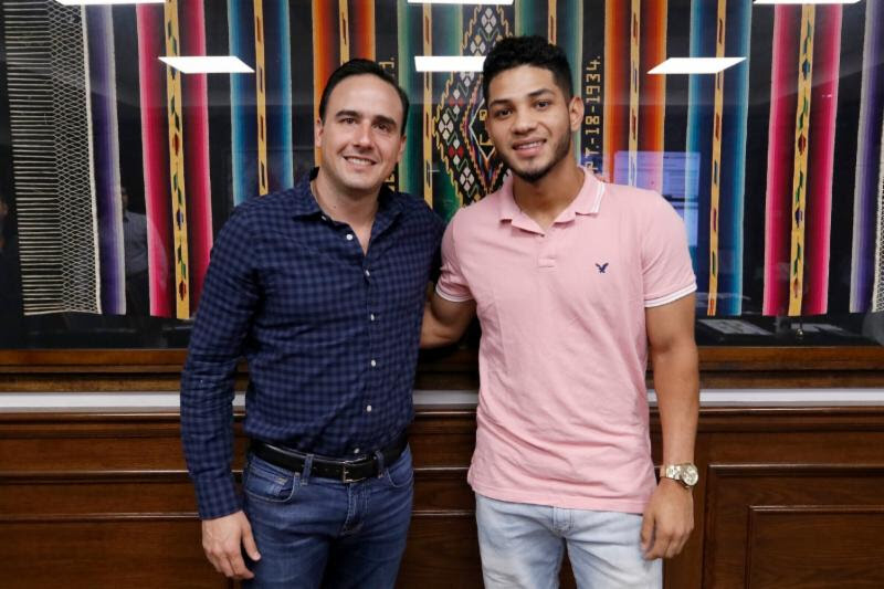 Reconoce Manolo logros de saltillense campeón del mundo