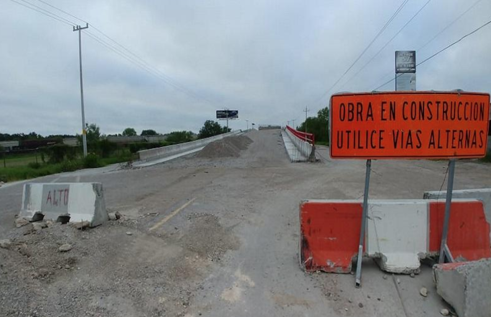 Ciudadanos abren paso en puente inconcluso en Piedras Negras